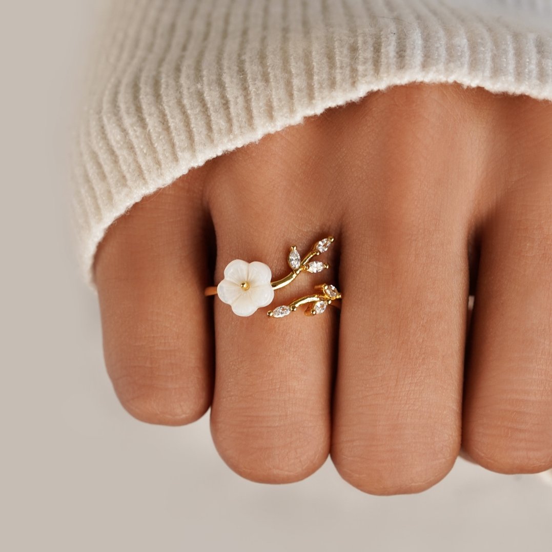 Estela - White Flower Ring